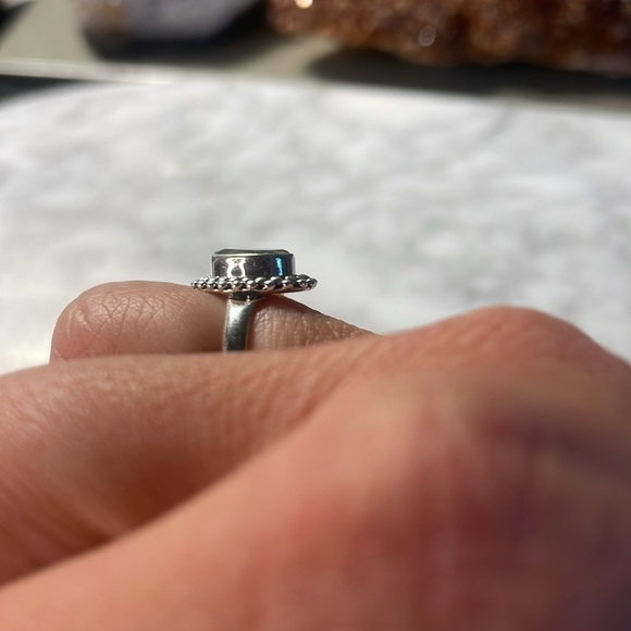 Beautiful blue topaz tear drop 925 sterling silver ring in size 7 - Picture 3 of 7